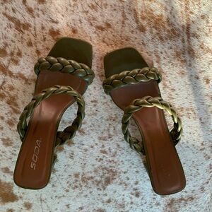 Pretty women’s sandals green color size 8